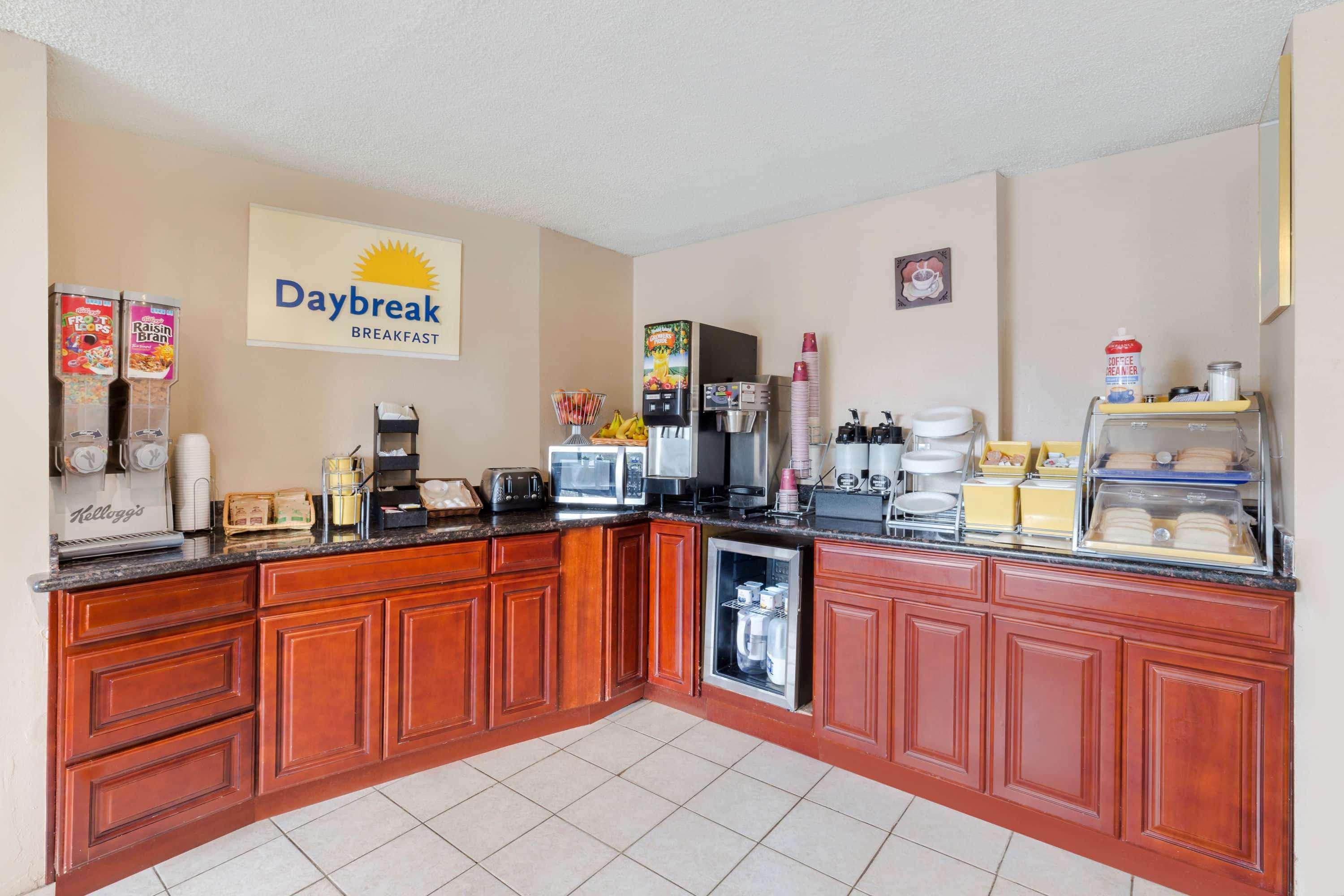 Days Inn By Wyndham Auburn Dış mekan fotoğraf